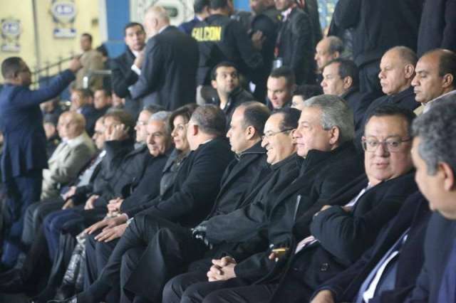 وزير الرياضة وبعض الوزراء اثناء المباراة
