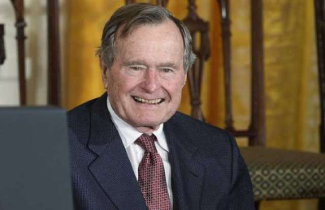  الرئيس الأمريكي الأسبق جورج بوش الأب