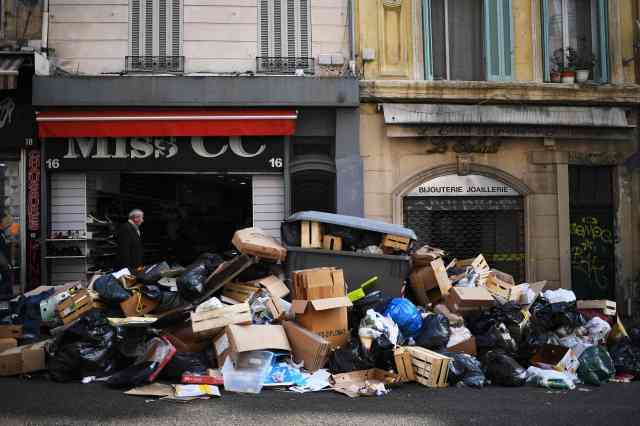 القمامة تعغطي شوارع مارسيليا 