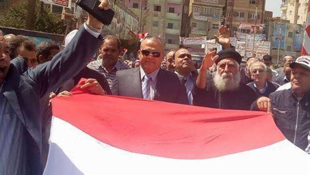 رئيس مدينة اشمون يقود الاهالي في مسيرة للتصويت