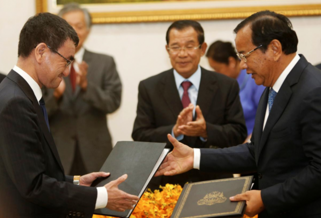 وزير الخارجية الياباني ورئيس الوزراء الكمبودي
