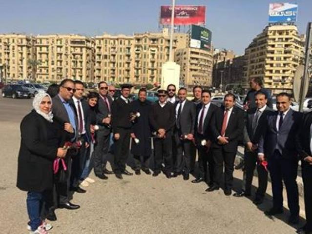 أمانة شباب مصر الثورة توزع الورود على ضباط الشرط 