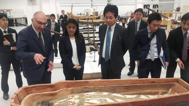 مستشار رئيس الوزارء الياباني  بالمتحف المصري