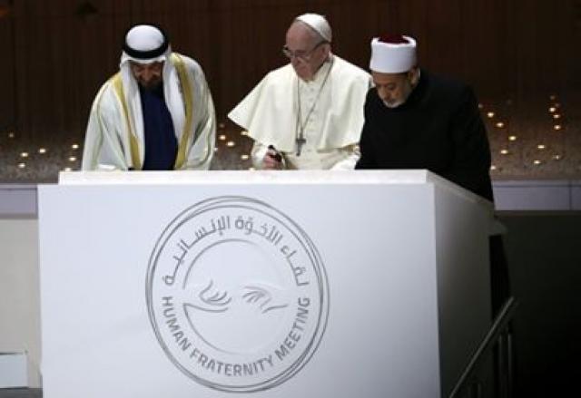 ولي عهد أبو ظبي يوقع حجر أساس بناء جامع الإمام الطيب وكنيسة البابا فرنسيس في أبو ظبي