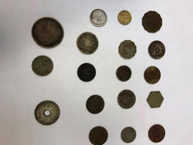 محاولة تهريب مجموعة من العملات المعدنية الأثرية بمطار برج العرب 
