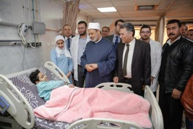 الإمام الأكبر يزور مصابي تفجير الدرب الأحمر الإرهابي في مستشفى الحسين الجامعي 