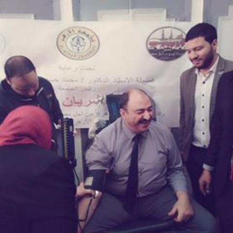 نائب رئيس جامعة الازهر خلال مشاركته بحملة شريان الأزهر