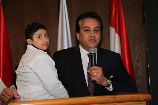 الطفل زياد برفقة وزير التعليم العالي