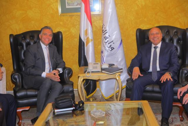  وزير النقل يعقد اجتماعا موسعا مع قيادات الوزارة