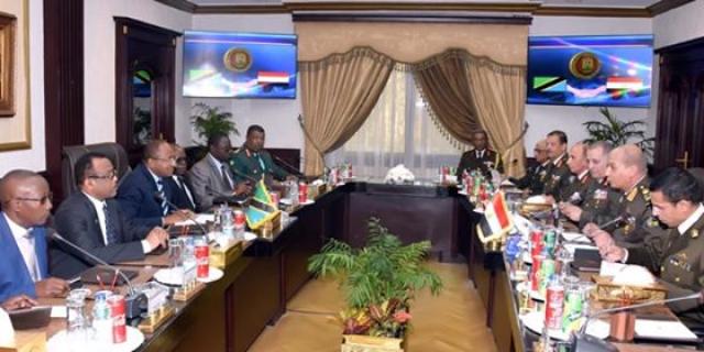 وزير الدفاع  يلتقى وزير الدفاع والخدمة الوطنية التنزانى 