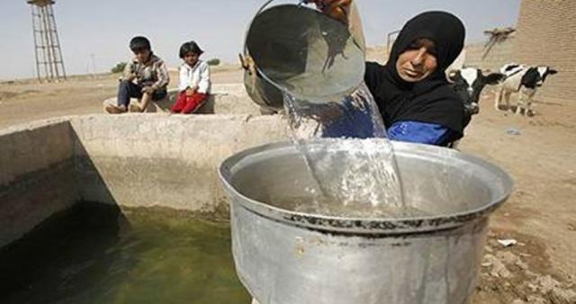 سيدة فلسطينية تعاني من شح المياه