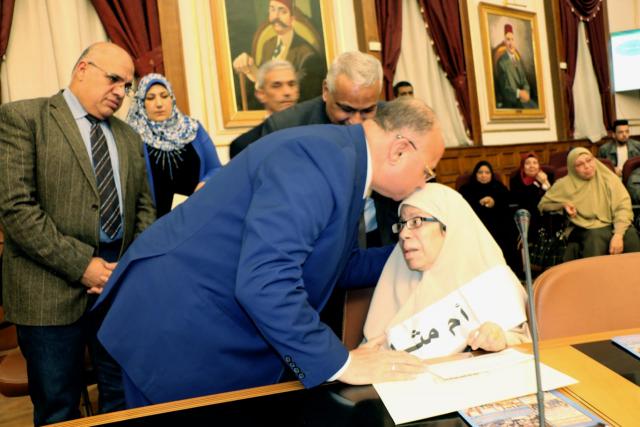 محافظ القاهرة خلال تكريمه  للأمهات المثاليات