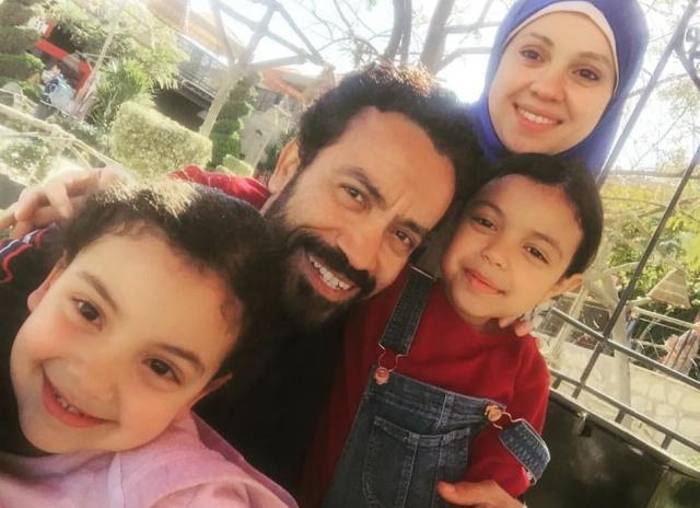 سامح حسين بصحبة زوجته وبناته