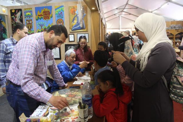 انشطة وورش فنية وتعليم رسم في جناح الأزهر بمعرض الإسكندرية للكتاب