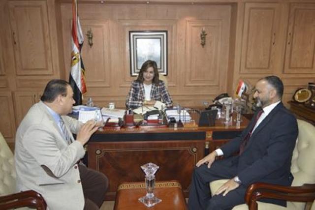  وزيرة الهجرة تستقبل أحد العائدين ضمن وفد النقابة العامة للتأمينات والأعمال المالية بمصر 