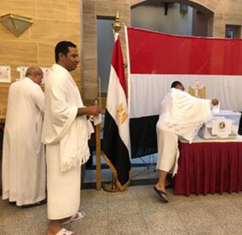  مصريون يصوتون في الاستفتاء على التعديلات الدستورية في السعودية
