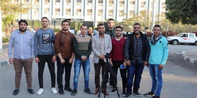 فريق حملة عد لأصلك يتوسطهم الدكتور حسام شاكر المنسق الإعلامي لجامعة الأزهر