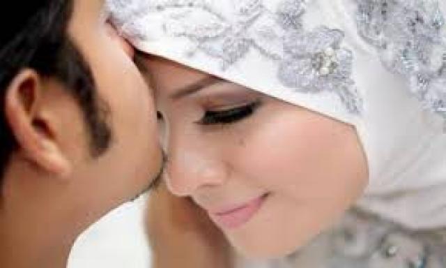 حكم تقبيل الزوج زوجته فى نهار رمضان