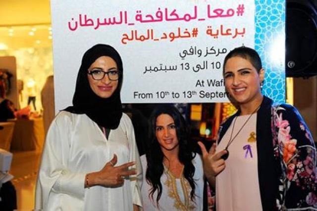 الإماراتية خلود المالح تحلق شعرها تضامنًا مع مرضى السرطان 