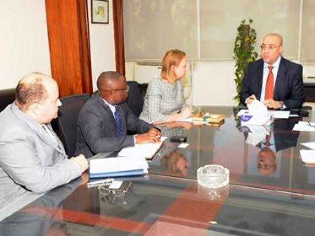 وزير الإسكان يلتقى ممثلى بنك التنمية الأفريقى 