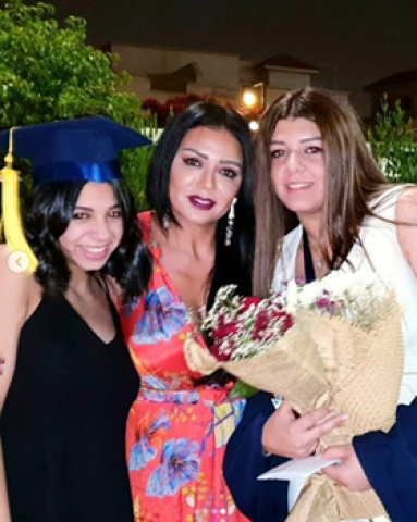 الفنانة رانيا يوسف تحتفل  بتخرج ابنتها الكبرى