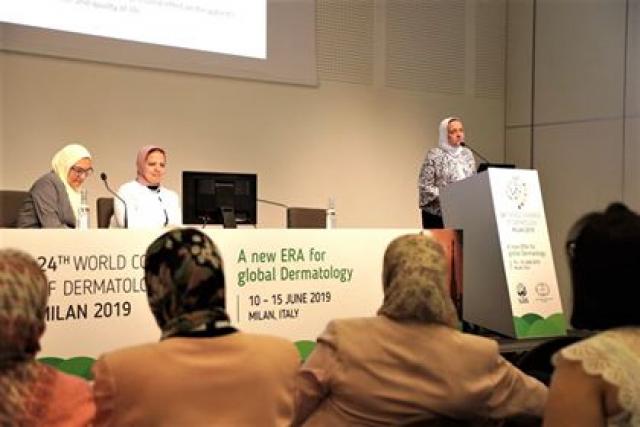 عميدة طب بنات الأزهر بالقاهرة تترأس جلسة علمية في المؤتمر الدولي للأمراض الجلدية بإيطاليا 