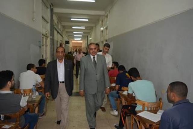 رئيس جامعة  الأزهر يتفقد لجان الامتحانات بكلية الزراعة بالقاهرة