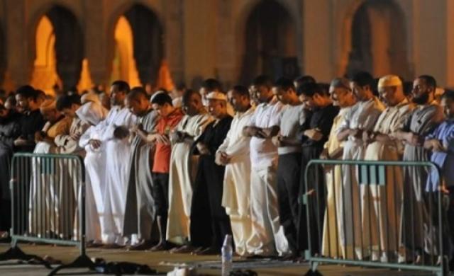 الصلاة خارج المسجد أمام الإمام 