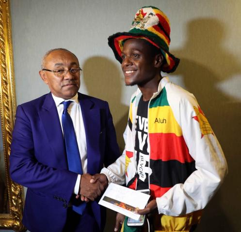الاتحاد الأفريقي يهدي مشجعاً تذكرة مباراة نهائي أفريقيا