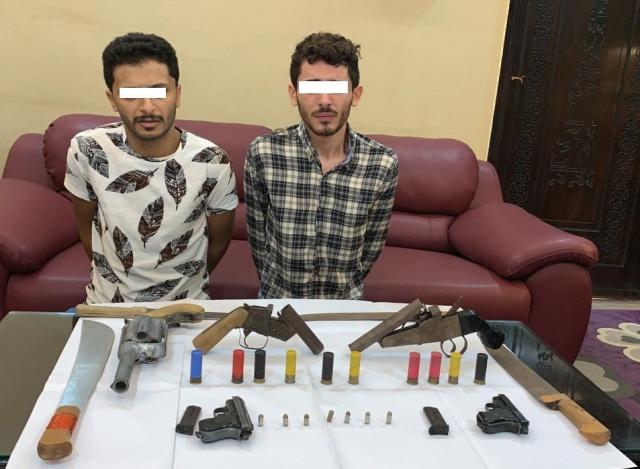 ضبط شخصين بالقاهرة وبحوزتهما 9 قطع أسلحة نارية وبيضاء 