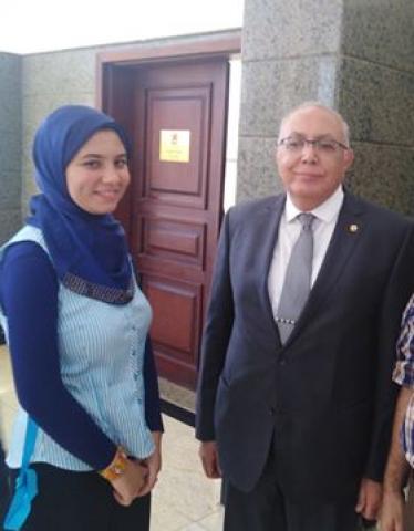 الدكتور أحمد الجوهري مع صحفية الزمان هبة يحيى