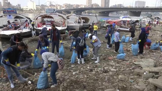 رفع المواد البلاستيكية من نهر النيل-أرشيفية