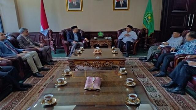 وزير الشؤون الدينية الإندونيسي يشيد بجهود الإمام الأكبر