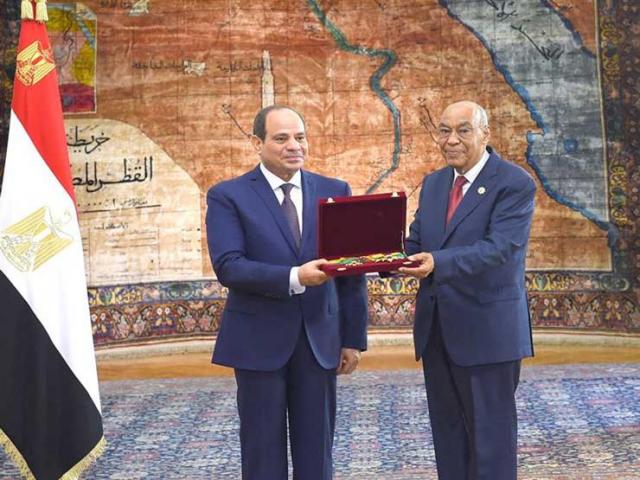 السيسي يمنح وسام الجمهورية لرئيس هيئة قضايا الدولة السابق
