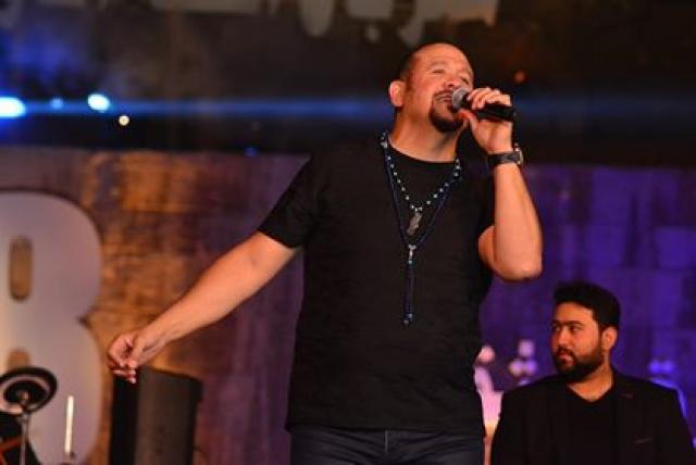  بدء حفل هشام عباس بمهرجان القلعة الدولي للموسيقي والغناء 