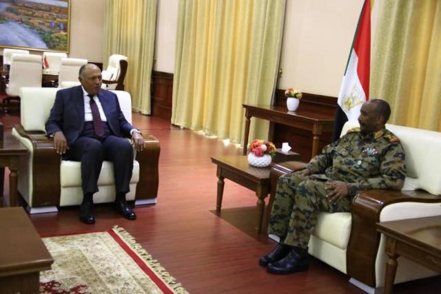 وزير الخارجية سامح شكري يلتقي رئيس المجلس السيادي السوداني