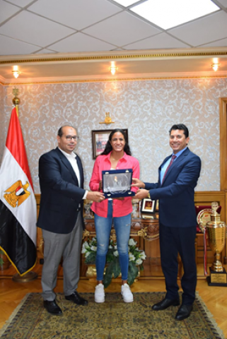 وزير الرياضة يلتقى بالسباحة المصرية هانيا مورو