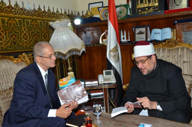 وزير الأوقاف يستقبل السفير  المصري الجديد بكوت ديفوار