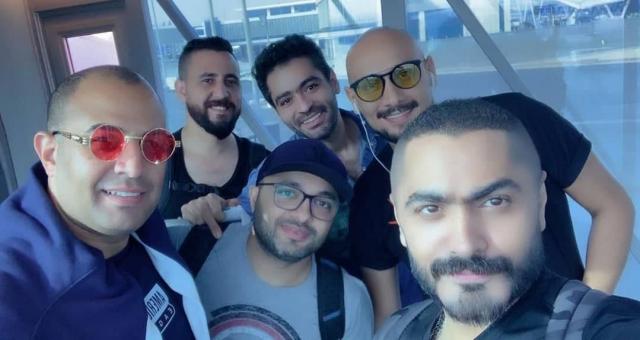 تامر حسني وفرقته بمطار القاهرة