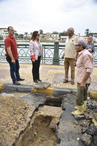محافظ دمياط تتابع أعمال صيانة شبكة صرف مياه الأمطار بكورنيش النيل