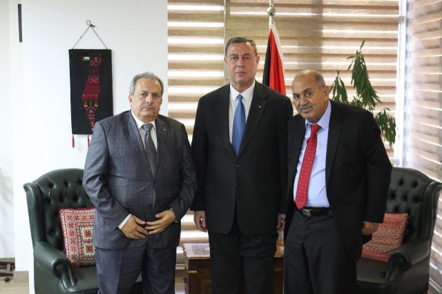 السفير دياب اللوح يستقبل رئيس المحكمة الدستورية العليا بفلسطين 