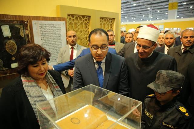 رئيس الوزراء يزور جناح الأزهر بمعرض الكتاب