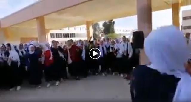 طالبات يرقصن 