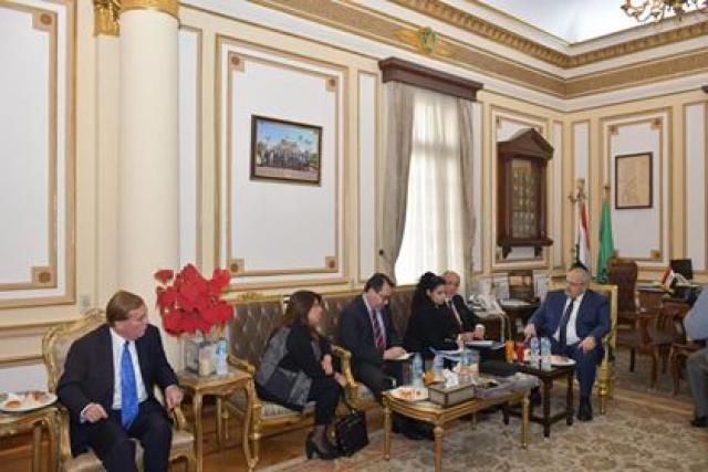 رئيس جامعة القاهرة يلتقي وفد برلمان تشيلي