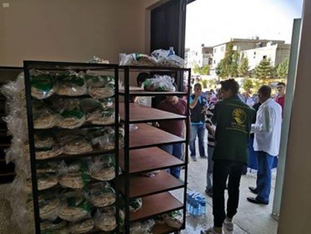 مركز الملك سلمان للإغاثة يوزع 40 ألف رغيف خبز يوميًا 
