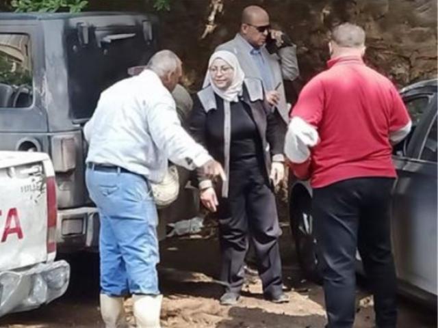 نائبة محافظ القاهرة تتابع عملية شفط الأمطار 