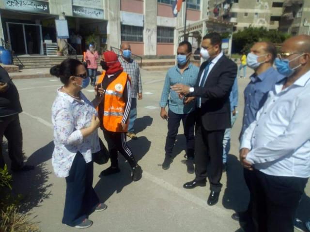 نائب محافظ بورسعيد يتابع سير الامتحانات بمدارس حي المناخ