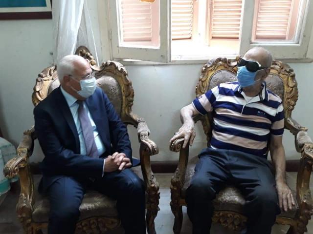محافظ بورسعيد يزور البطل محمد مهران بمنزلة ويطمئن على حالتة الصحية  