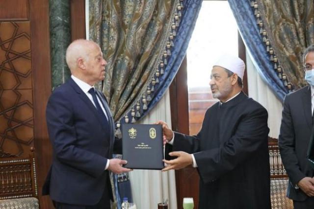 الإمام الأكبر يهدي الرئيس التونسي نسخة من وثيقة الأخوة الإنسانية