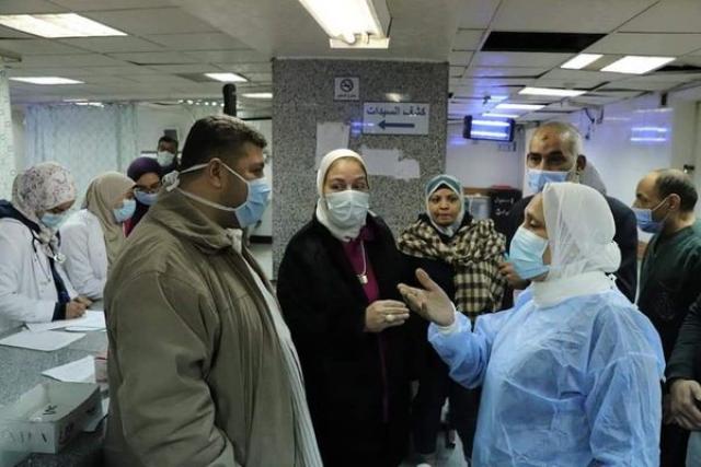 عميدة كلية طب بنات الأزهر  خلال زيارة مفاجئة لمستشفى الزهراء الجامعي